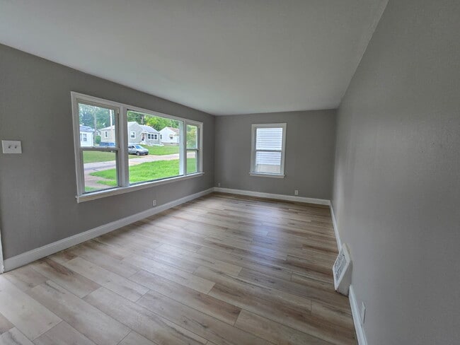 Building Photo - Cozy & Convenient 3-Bedroom Home in St. Lo...