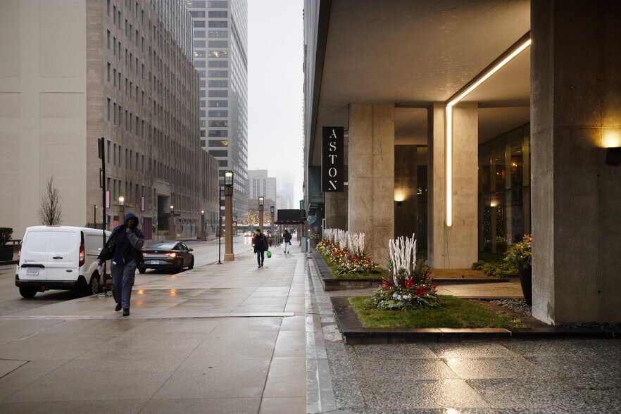 Building Photo - 200 E Illinois St