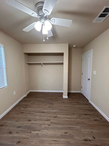 Building Photo - 710 La Vega St