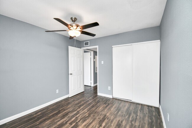 Building Photo - 5959 Bonhomme Rd