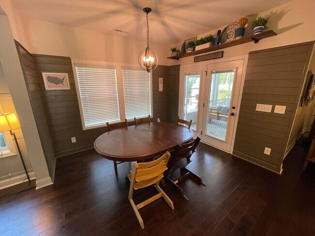 Building Photo - Stunning 5 Bed 3 Bath Home in Anderson Creek Club