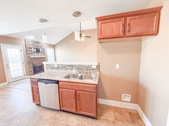 Building Photo - 3 Bedroom 2 Bathroom home! Large Fenced in Backyard!