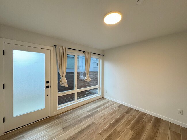 Building Photo - 3B3B cozy townhome