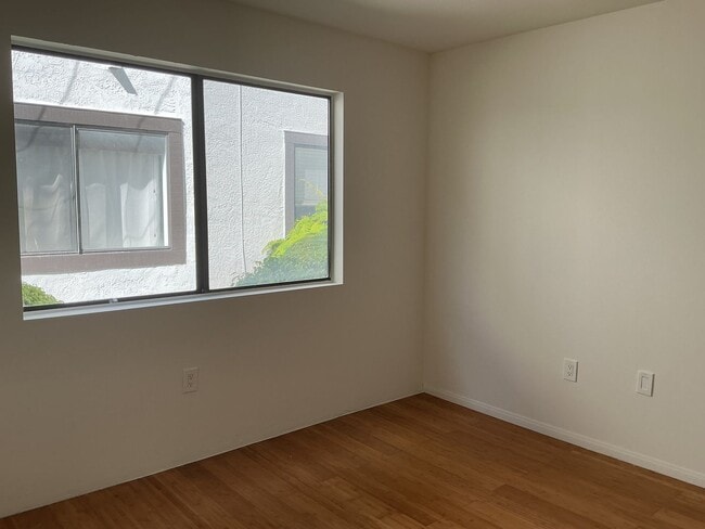 Building Photo - Los Caballeros #212