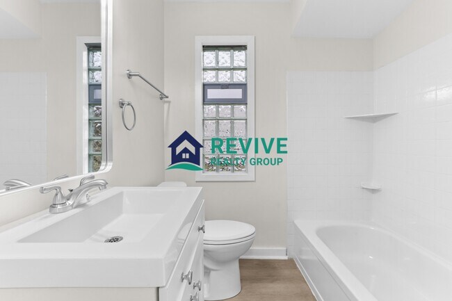 Building Photo - 131 Doremus Ave