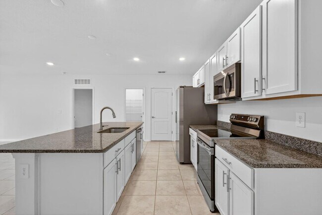 Building Photo - 657 NE Horizon Ln