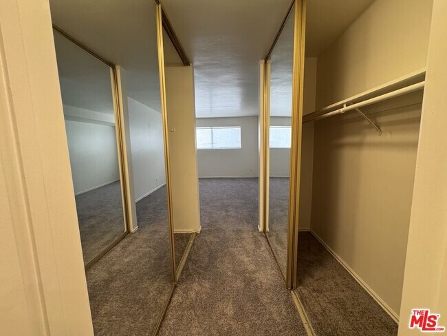 Building Photo - 6700 Hillpark Dr