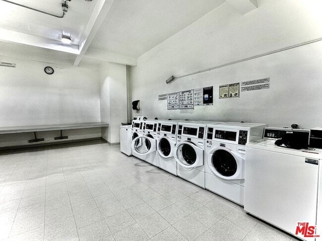 Building Photo - 999 N Doheny Dr