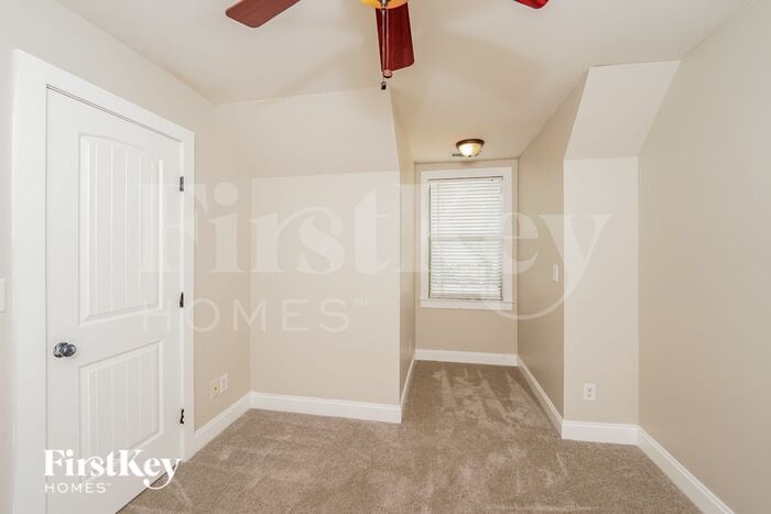 Building Photo - 6950 Meadow Ridge Dr