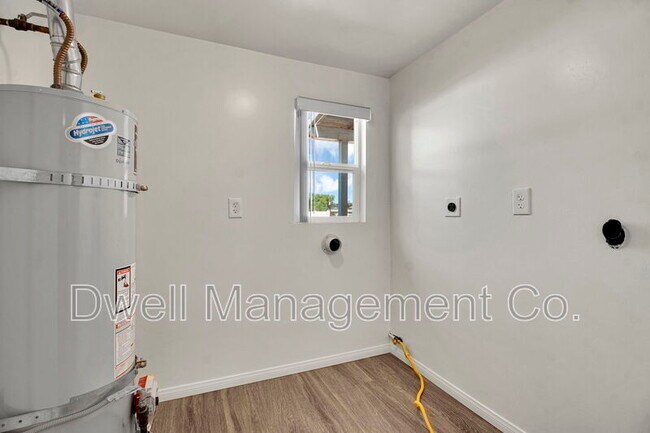Building Photo - 9105 Rosedale Dr