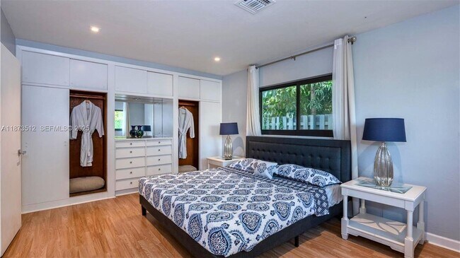 Building Photo - 201 NE 26th Ave