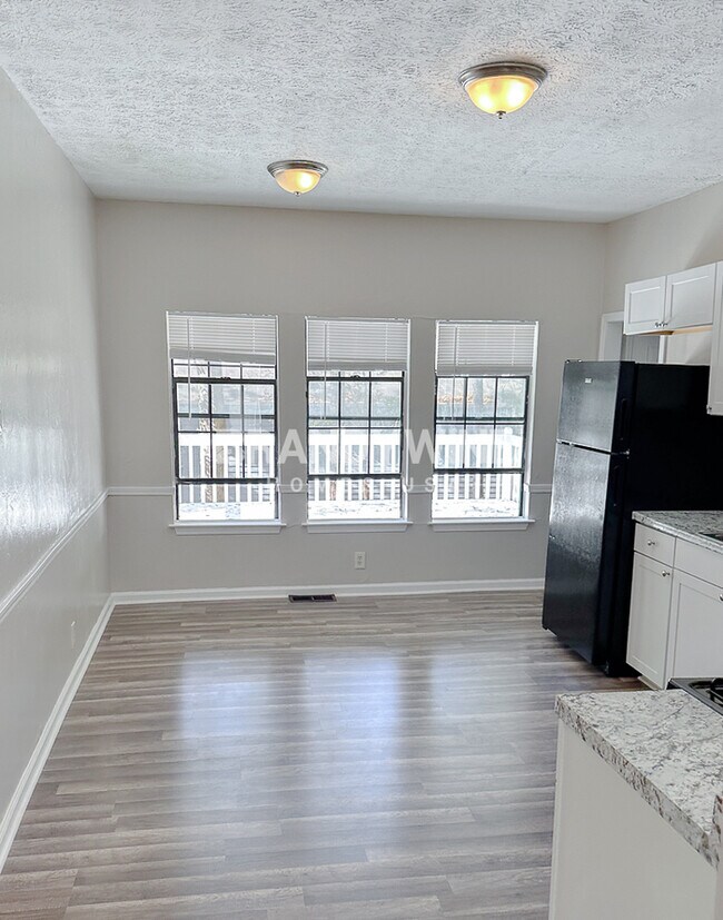 Building Photo - One month FREE RENT!
