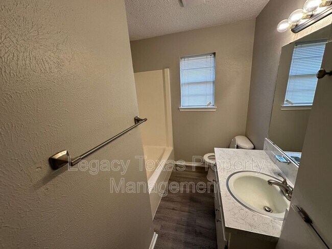 Building Photo - Apt A 1116 N Nolan River Rd - Apt A