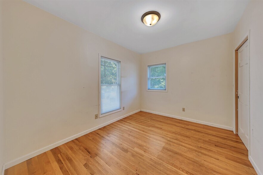 Building Photo - 1004 17th Ave SE