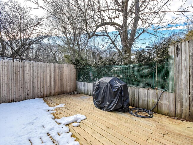 Building Photo - 528 Glen Cove Ave