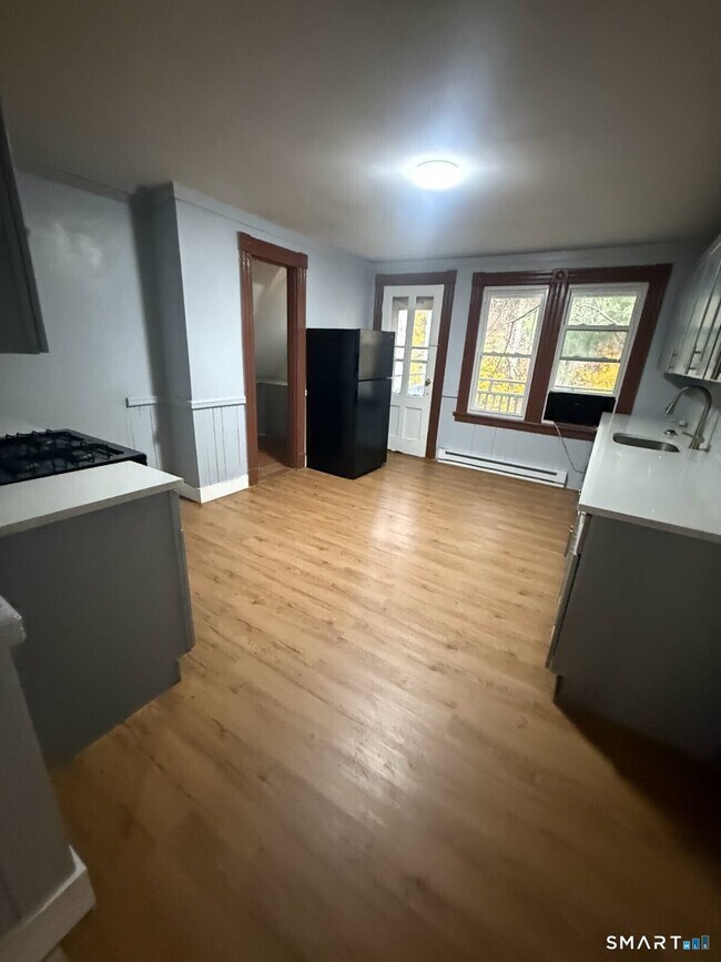 Building Photo - 300 Willow St