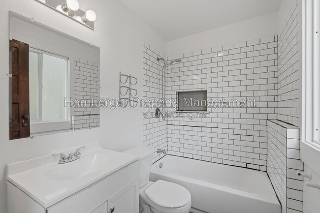 Building Photo - 1128 W Spofford Ave