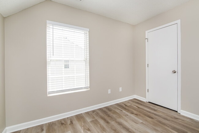 Building Photo - 108 N Honey Springs Ave