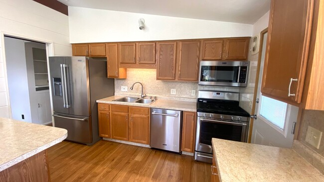 Building Photo - COMINF SOON. 11/14.  Beautiful 3 Bedroom, ...