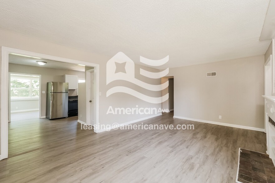 Building Photo - 904 E 84th Terrace