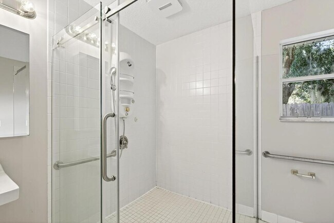 Building Photo - 2126 Center Way