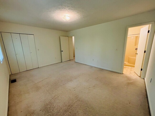 Building Photo - 911 Lora Ln