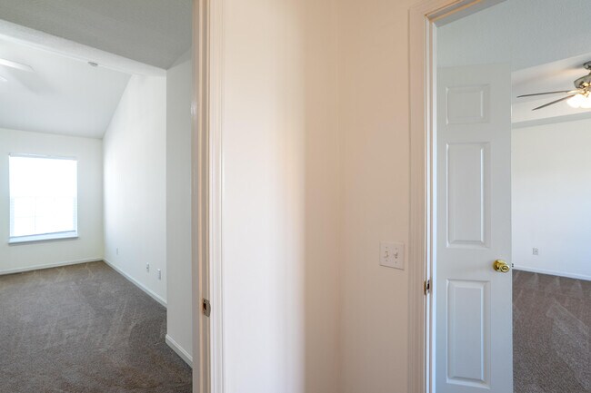 Building Photo - 2418 Northampton Dr