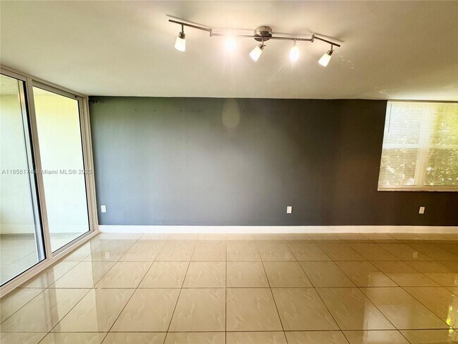 Building Photo - 9495 Evergreen Pl