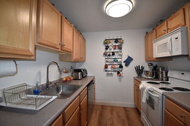 Building Photo - Reduced & 75% off 1st Month's Rent! Impecc...