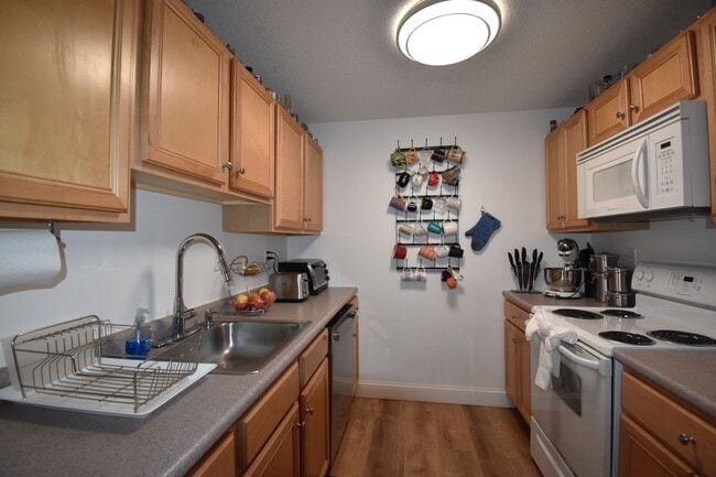 Building Photo - Reduced! Impeccably Maintained, Move-in Re...