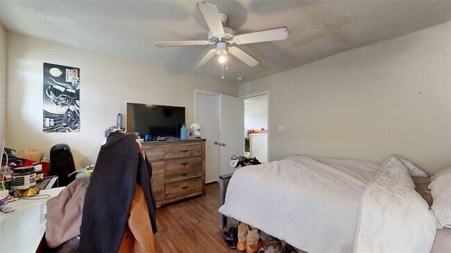 Building Photo - 2933 McLaren Dr