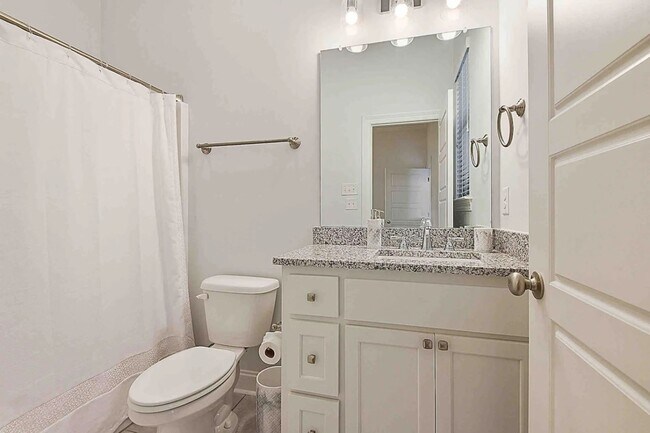 Building Photo - 2 Bedroom Furnished Rental Near LSU|Short Term & Long Term Options Available