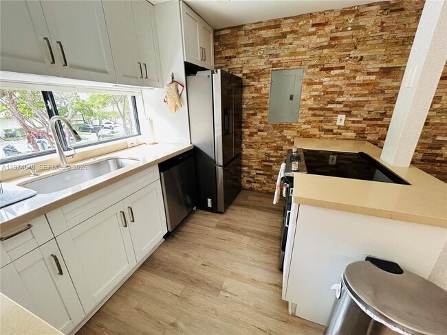 Building Photo - 17021 N Bay Rd