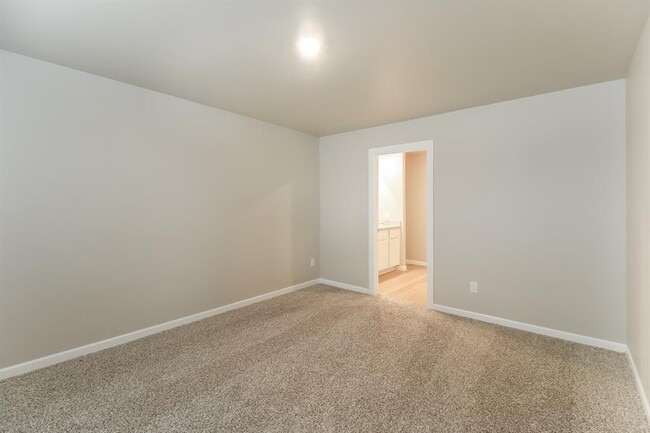 Building Photo - 2516 Rosewood Ln