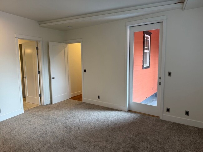 Building Photo - Beautiful 3 bedroom 2.5 bathroom house in a great neighborhood!