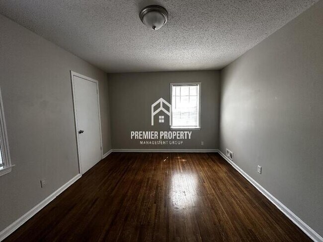 Building Photo - 3044 S Mendenhall Rd