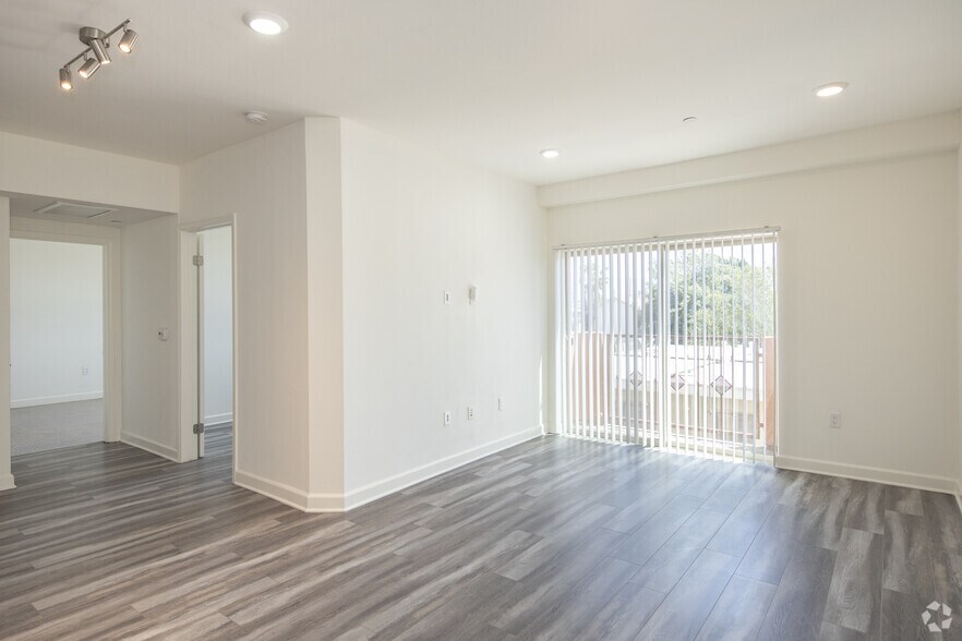 2BR, 1BA - 797SF - Archwood Court
