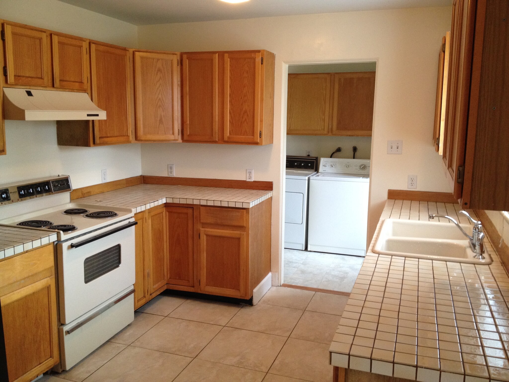 Lots of counter space! - 1532 Tamarac St