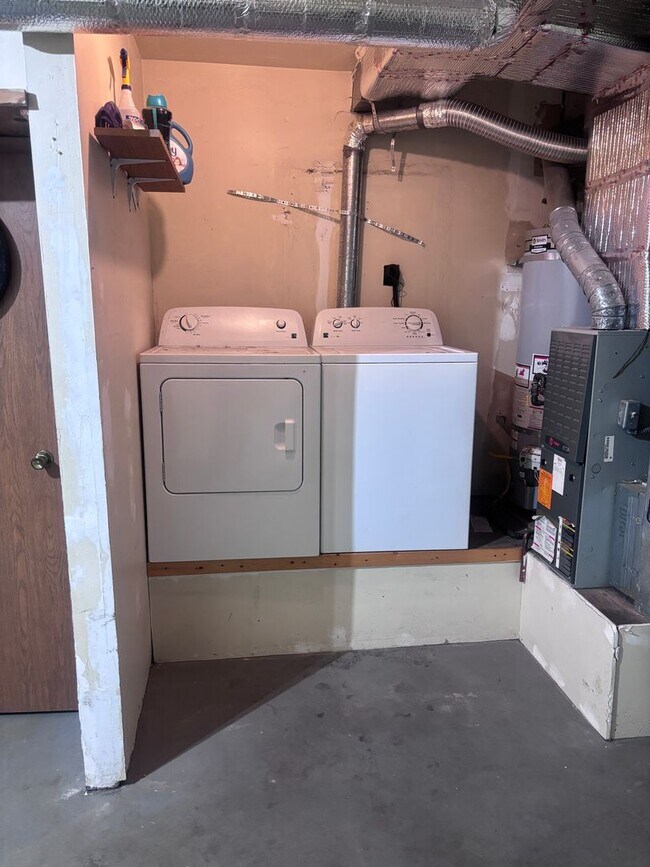 Building Photo - Perfectly Located 2 Bed/1.5 Bath Eagle River Condo!