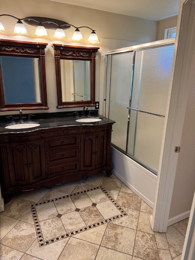 Building Photo - Gorgeous 3 Bedroom, 2 1/2 Bathroom Home in Perfect Brentwood Location