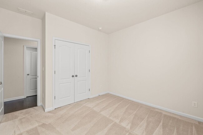 Building Photo - 3 Bedroom Home in Belmont!
