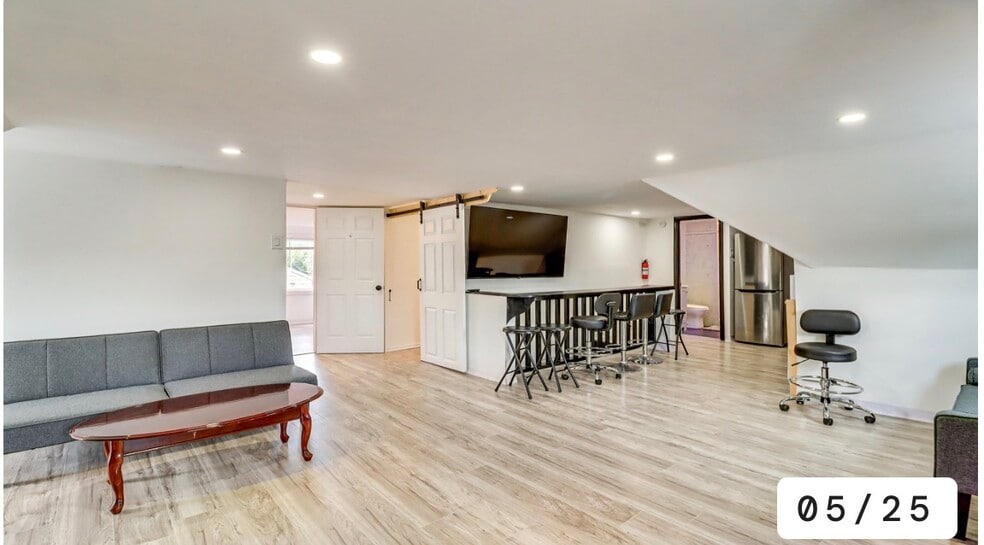 Building Photo - 1724 W Main St