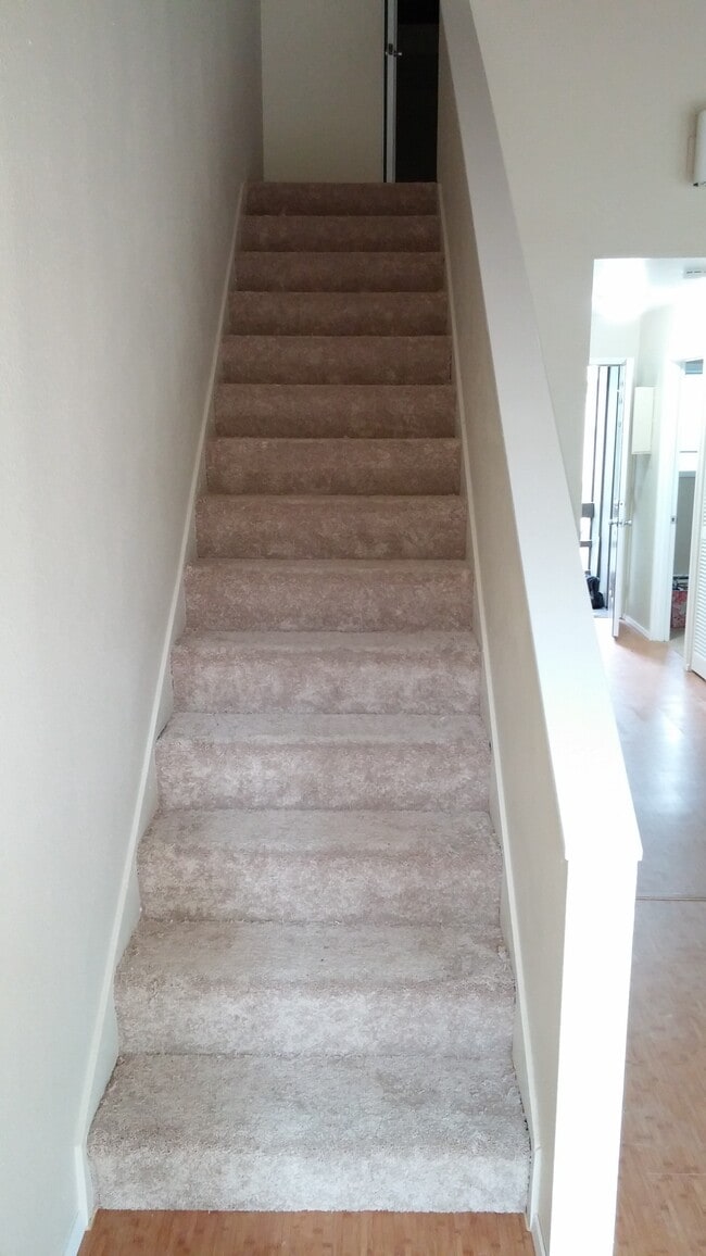 Building Photo - 4 Touchstone