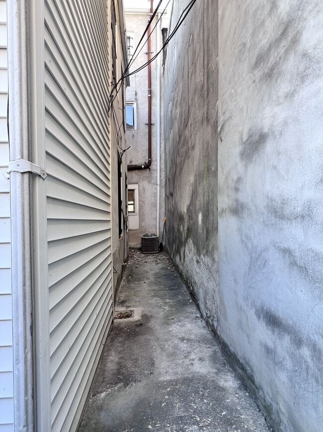 Building Photo - Beautiful 1 BR w/ in unit WASHER / DRYER and private basement! *Available Now*