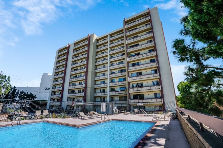 Building Photo - 321 S San Vicente Blvd