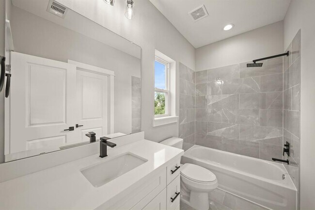 Building Photo - 823 Woodcrest Dr