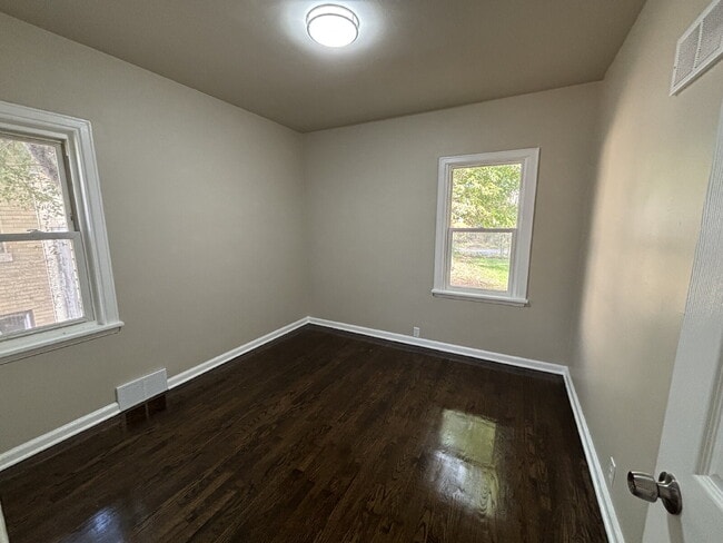 Building Photo - Charming 4-bed Home in Gary