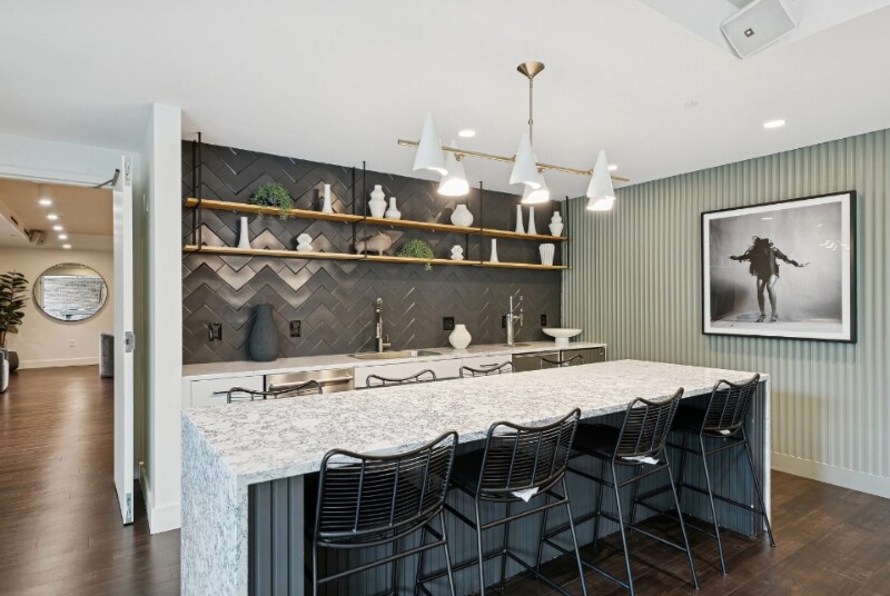 Building Photo - 938 W Lake St