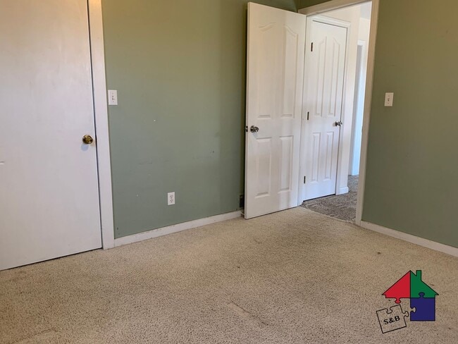 Building Photo - Barre Single Family Home - 4BR 1.5BA with In-Unit Laundry