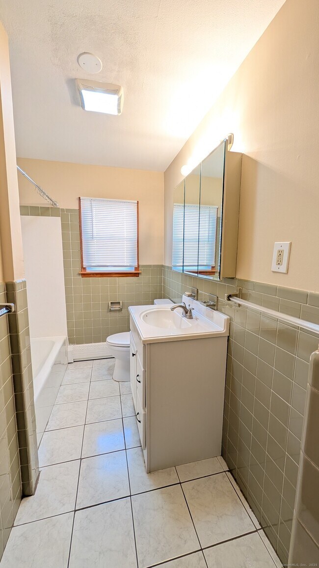 Building Photo - 24 Hoyt St